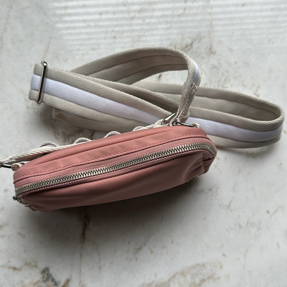 Lululemon Everywhere Crossbody Belt Bag - Picture 4 of 7